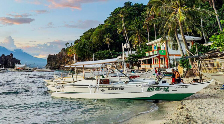 Лодка на берегу Филиппины