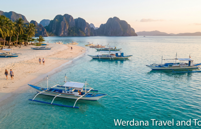 Белоснежный песчаный пляж на Себу, Филиппины, с кристально чистой бирюзовой водой, традиционными филиппинскими лодками-аутригерами бангка, пальмами и виднеющимися вдалеке карстовыми горами на закате в золотой час.